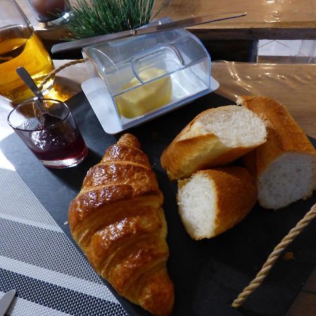 Bed and Breakfast Les Petites Brosses Montbizot Exterior foto