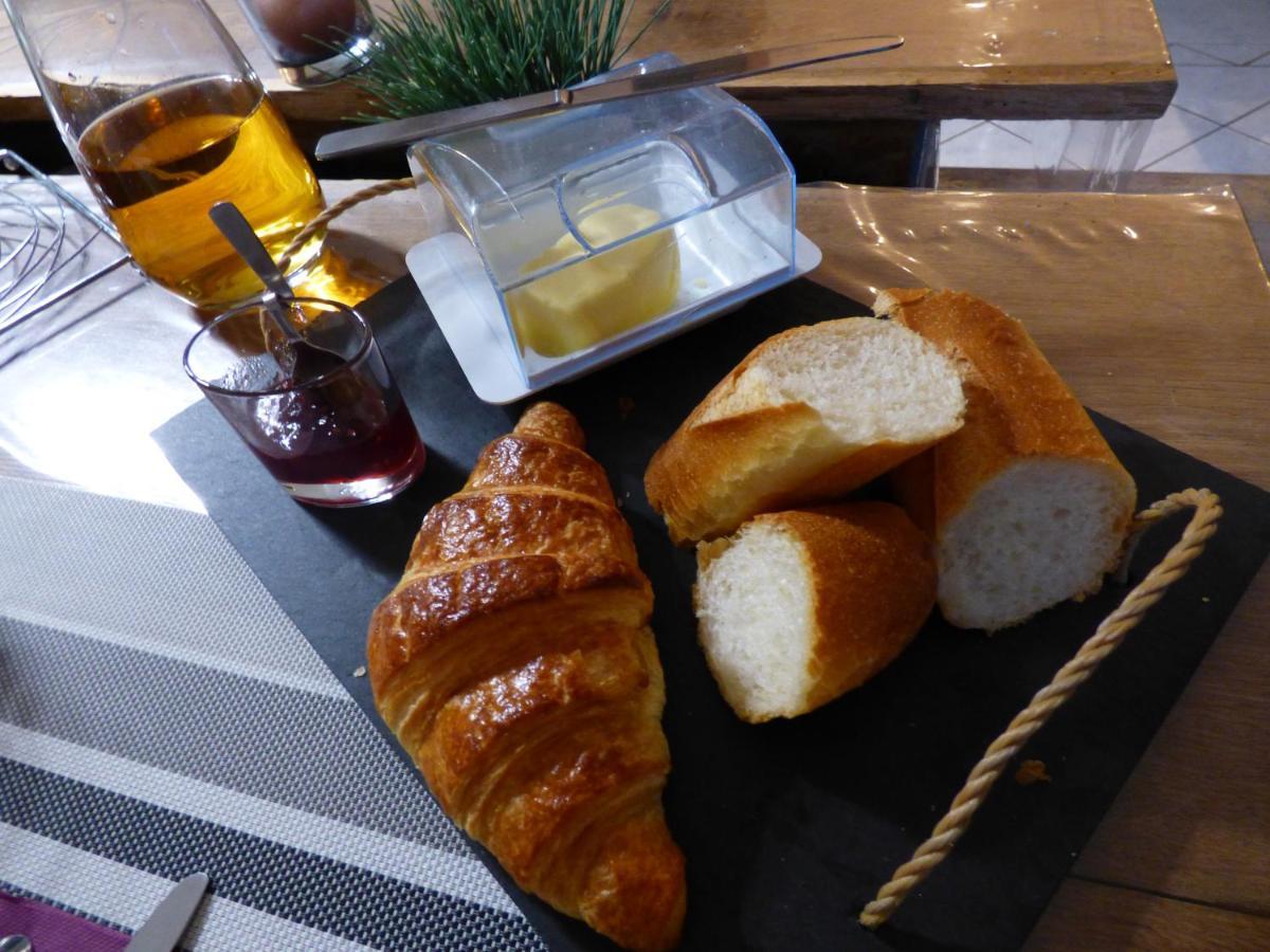 Bed and Breakfast Les Petites Brosses Montbizot Exterior foto